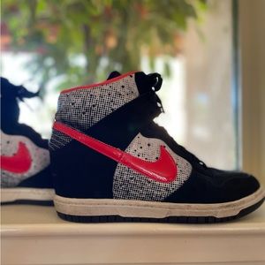 Nike sky high queen of hearts.